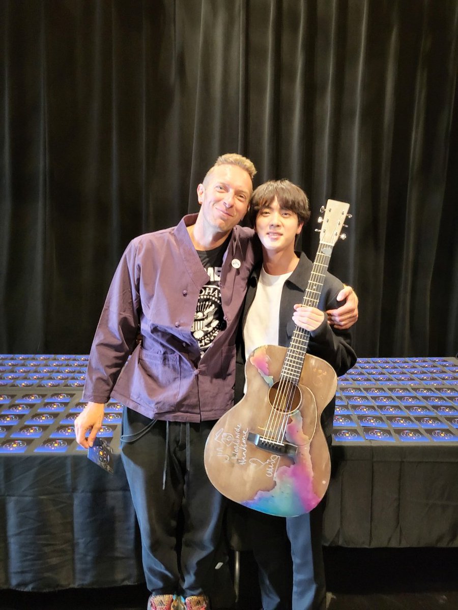 Kereni_MM's tweet photo. En la guitarra dice "Jin worldwide handsome"
ESO ES TAN LINDO 🤍🥺
#ColdTanIsComing #ColdplayxBTS
#MyUniverse @BTS_twt https://t.co/LtV31jwpH9