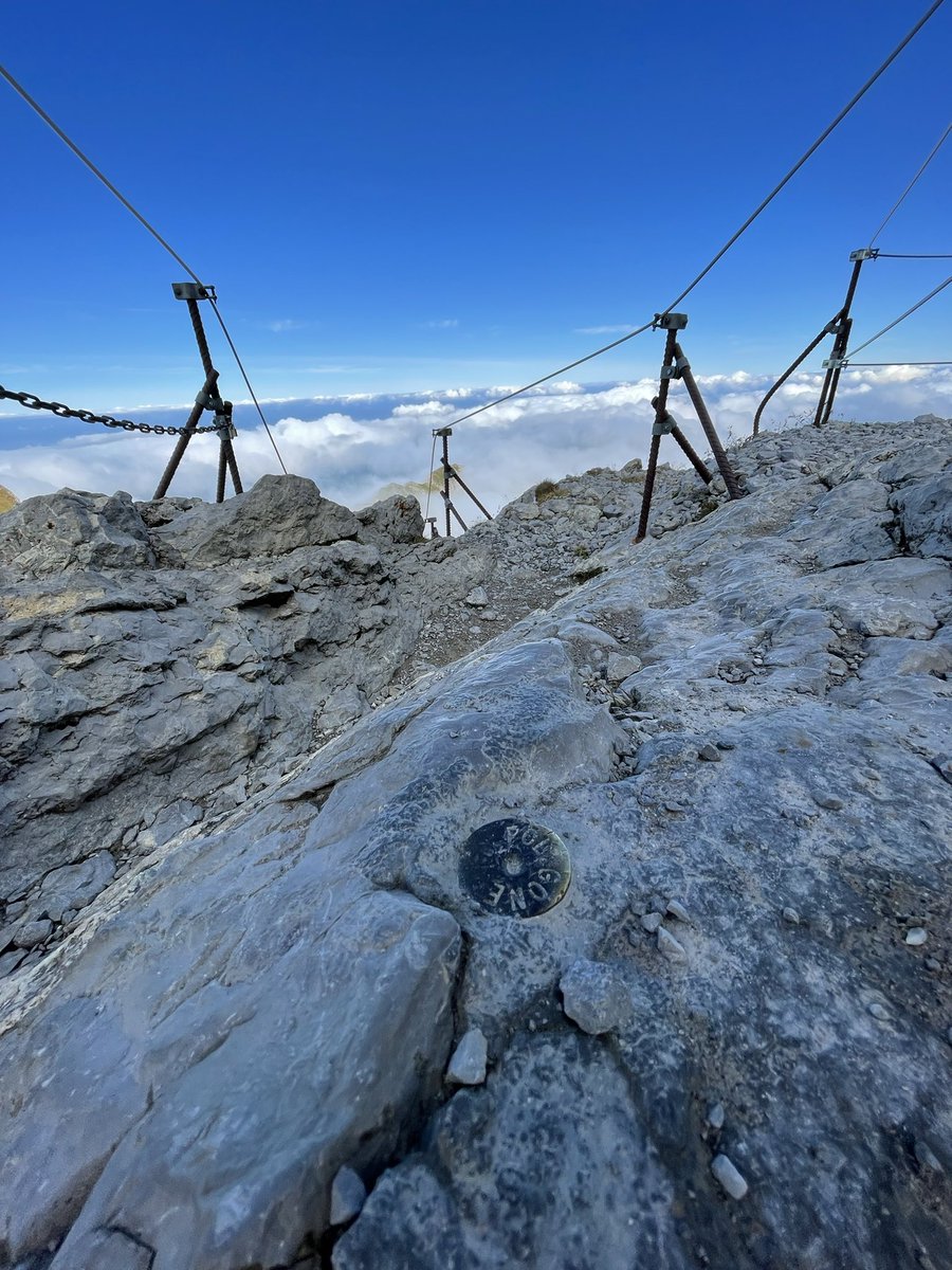 PsSchaer's tweet photo. Spektakuläre Grenzpunkte der Amtlichen Vermessung (AV) der Schweiz sind vielerorts zu finden - eine kleine Auswahl. Die Geomatikbranche unterhält diese Punkte als Teil der Sicherung des Grundeigentums in der Schweiz. Kennst auch du spektakuläre Vermessungspunktr?

#Geomatik #AV https://t.co/DWnjNEqfDk