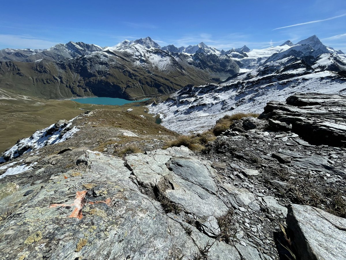 PsSchaer's tweet photo. Spektakuläre Grenzpunkte der Amtlichen Vermessung (AV) der Schweiz sind vielerorts zu finden - eine kleine Auswahl. Die Geomatikbranche unterhält diese Punkte als Teil der Sicherung des Grundeigentums in der Schweiz. Kennst auch du spektakuläre Vermessungspunktr?

#Geomatik #AV https://t.co/DWnjNEqfDk