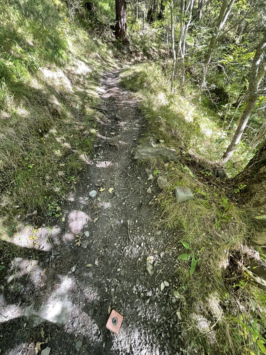 Spektakuläre Grenzpunkte der Amtlichen Vermessung (AV) der Schweiz sind vielerorts zu finden - eine kleine Auswahl. Die Geomatikbranche unterhält diese Punkte als Teil der Sicherung des Grundeigentums in der Schweiz. Kennst auch du spektakuläre Vermessungspunktr?

#Geomatik #AV