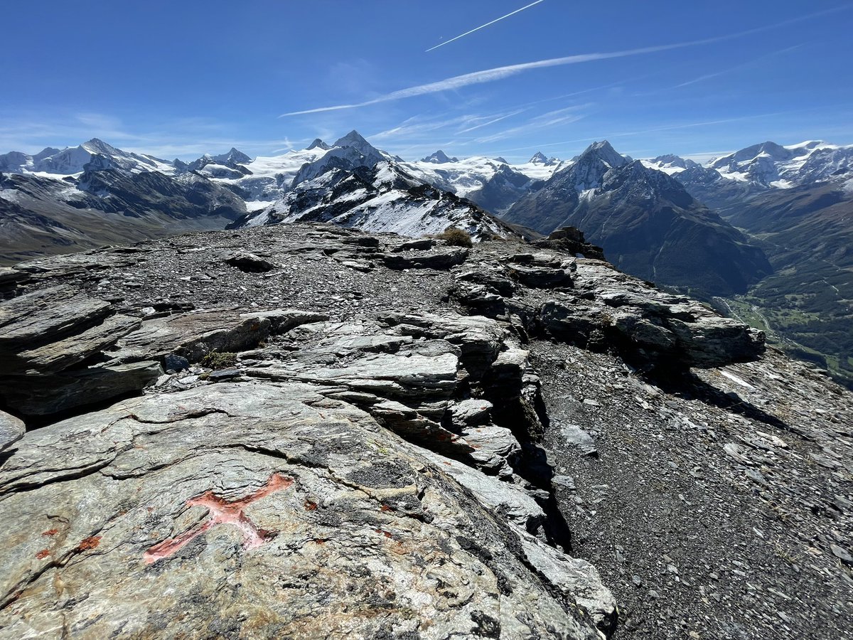 PsSchaer's tweet photo. Spektakuläre Grenzpunkte der Amtlichen Vermessung (AV) der Schweiz sind vielerorts zu finden - eine kleine Auswahl. Die Geomatikbranche unterhält diese Punkte als Teil der Sicherung des Grundeigentums in der Schweiz. Kennst auch du spektakuläre Vermessungspunktr?

#Geomatik #AV https://t.co/DWnjNEqfDk