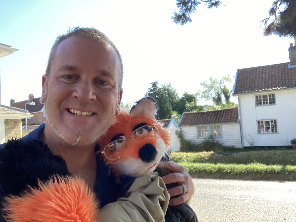 snuffysi's tweet photo. Guess who we met today at The Weavers Tearoom in Peasenhall ?@theWeaversPeas Only Mavis!! 🦊 @mavissuffolkfox 🍪🍰 oh and @baconcrumpet !! Supporting Macmillan coffee morning and @georgyjamieson with Mavis judging the cakes. https://t.co/Q4M8kJ5KuU