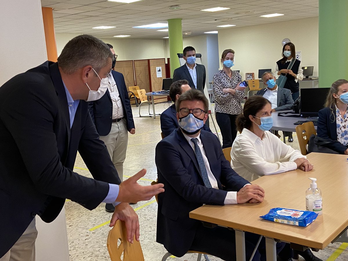 e2cfrance's tweet photo. Visite de @svengatz Ministre de la Région Bruxelles - Capitale à l’@E2C_93. Au programme : #témoignages de stagiaires et partage sur l’approche des #E2C et ses 3 #piliers : acquisition de #compétences, #implication des #entreprises, #accompagnement tout au long du parcours. https://t.co/g0ibbdsQv5