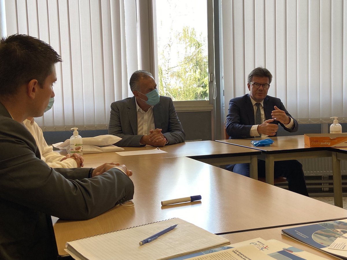 e2cfrance's tweet photo. Visite de @svengatz Ministre de la Région Bruxelles - Capitale à l’@E2C_93. Au programme : #témoignages de stagiaires et partage sur l’approche des #E2C et ses 3 #piliers : acquisition de #compétences, #implication des #entreprises, #accompagnement tout au long du parcours. https://t.co/g0ibbdsQv5