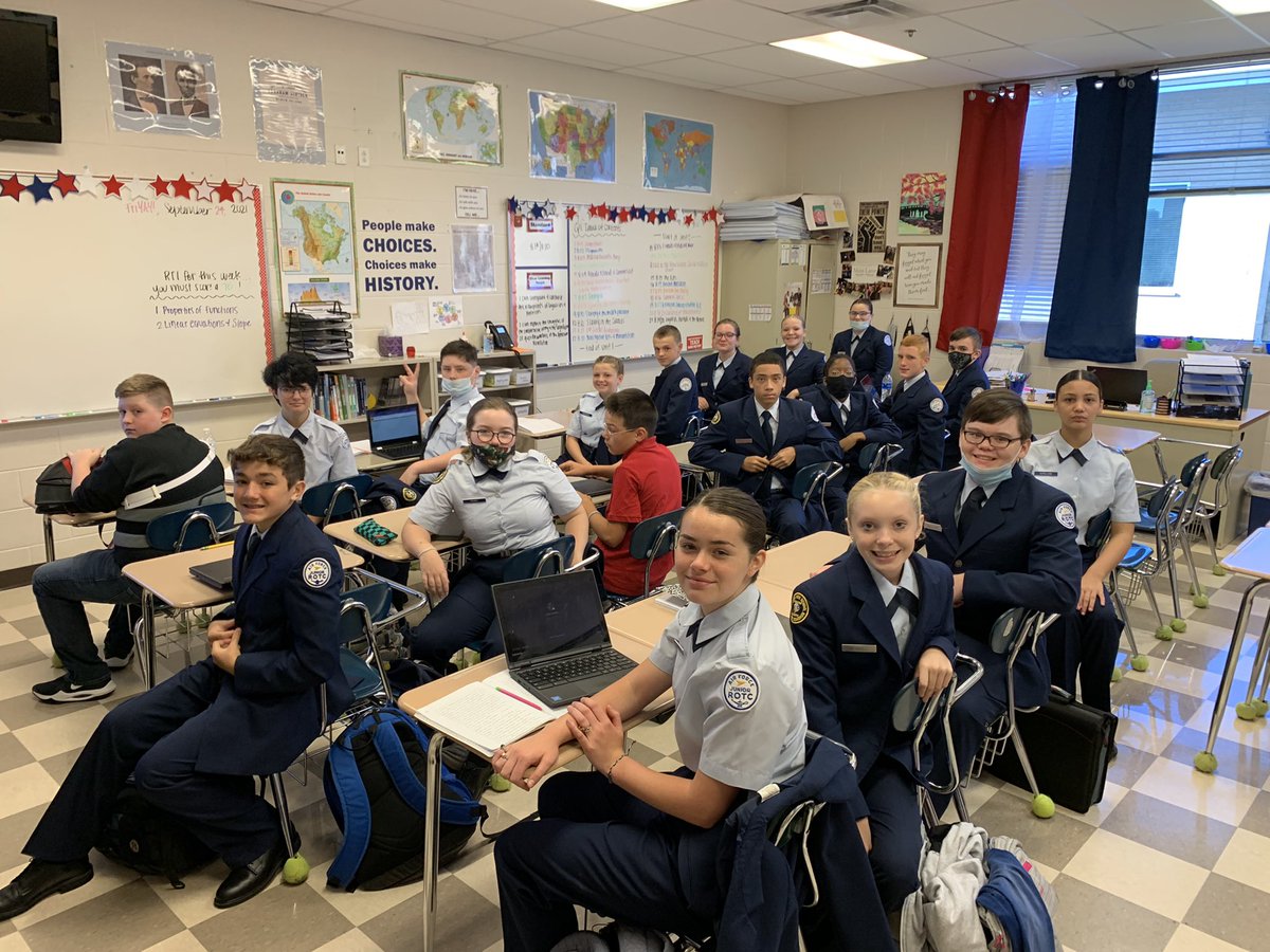 MrsBrewer1's tweet photo. Fun Friday Fact: some of our #hixsonhistorians are taking part in the junior #rotc program at @Hixson_HS So proud of these young scholars! 😸❤️🇺🇸 #HCS_Civics #HCS_SocStudies https://t.co/TLjG4e30Dc