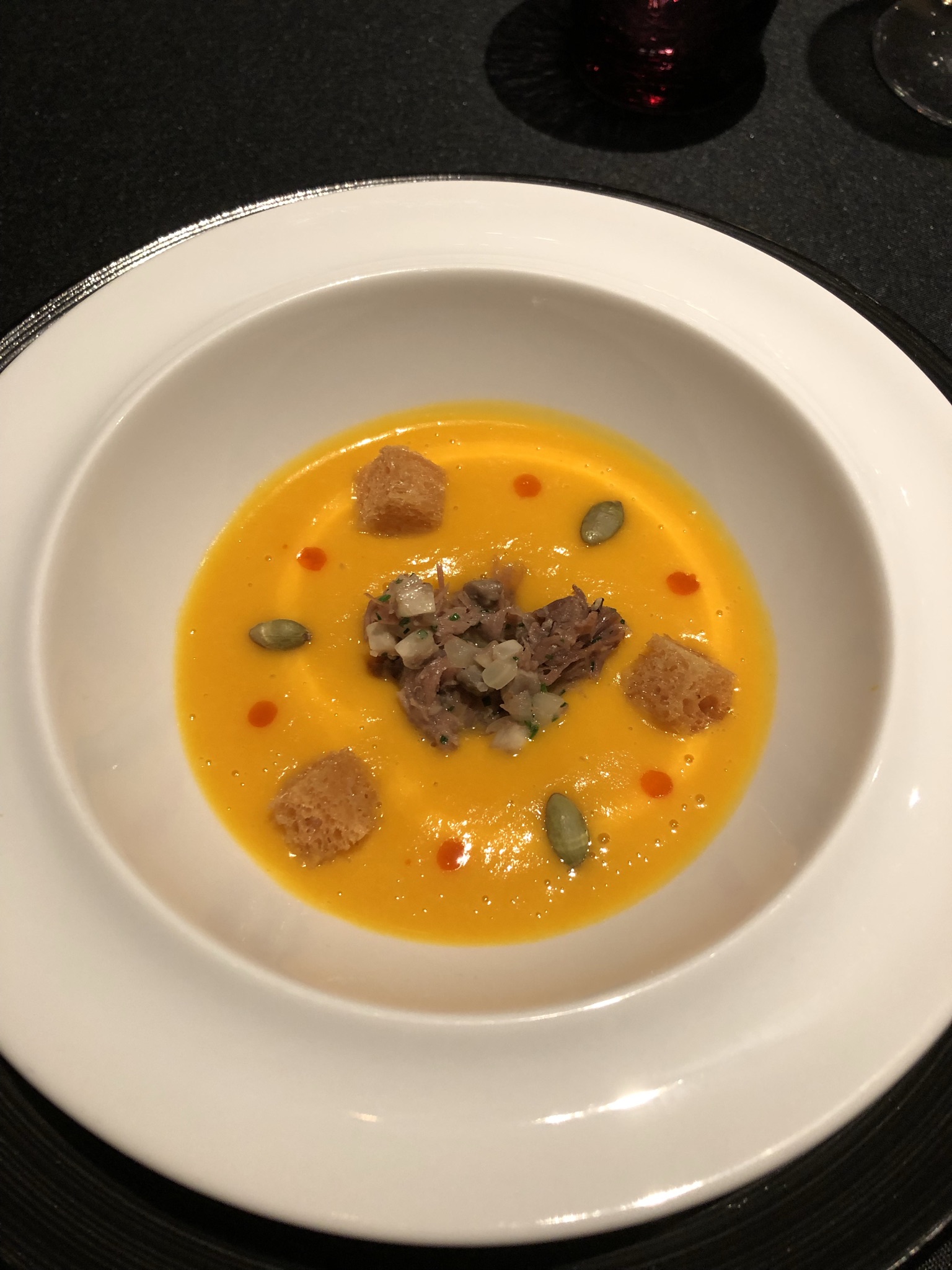 サクサクセージとリンゴのクルトンを添えたバターナッツスープのレシピ