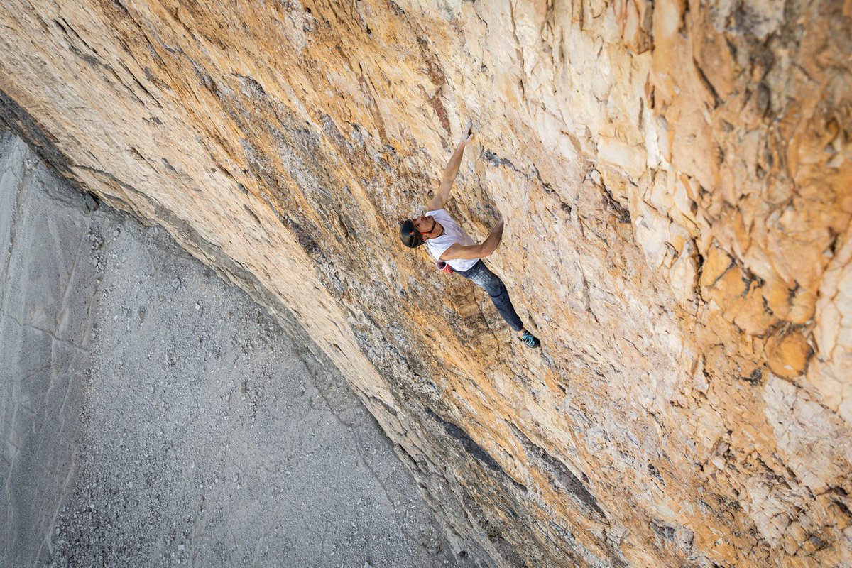 Faszination Extrembergsteigen. Inmitten der steilsten Wände dieser Welt dreht sich alles um den perfekten Mix zwischen Reduktion und Maximierung. Unter dem Titel «Wenn jedes Gramm weniger mehr ist» entführt uns Dani Arnold an der Magglinger Trainertagung 2021 in seine Welt.