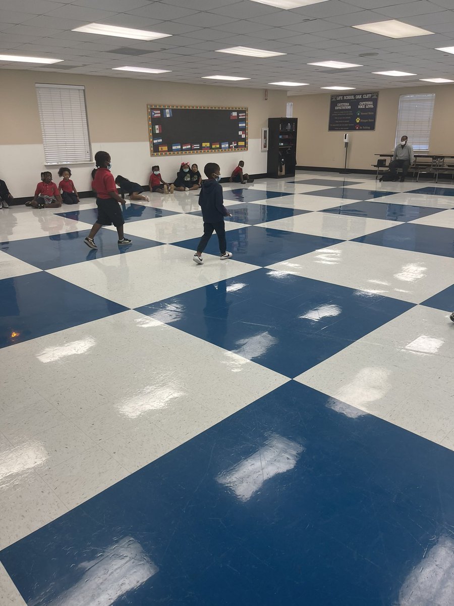 TheSpeducator06's tweet photo. P.E. In first grade is the place to be!   The students are all actively engaged and ready for their turn!   #LifeHabits #LifeHabitsCoach @Life_OCE @lifeschools https://t.co/tAP22OLSsx