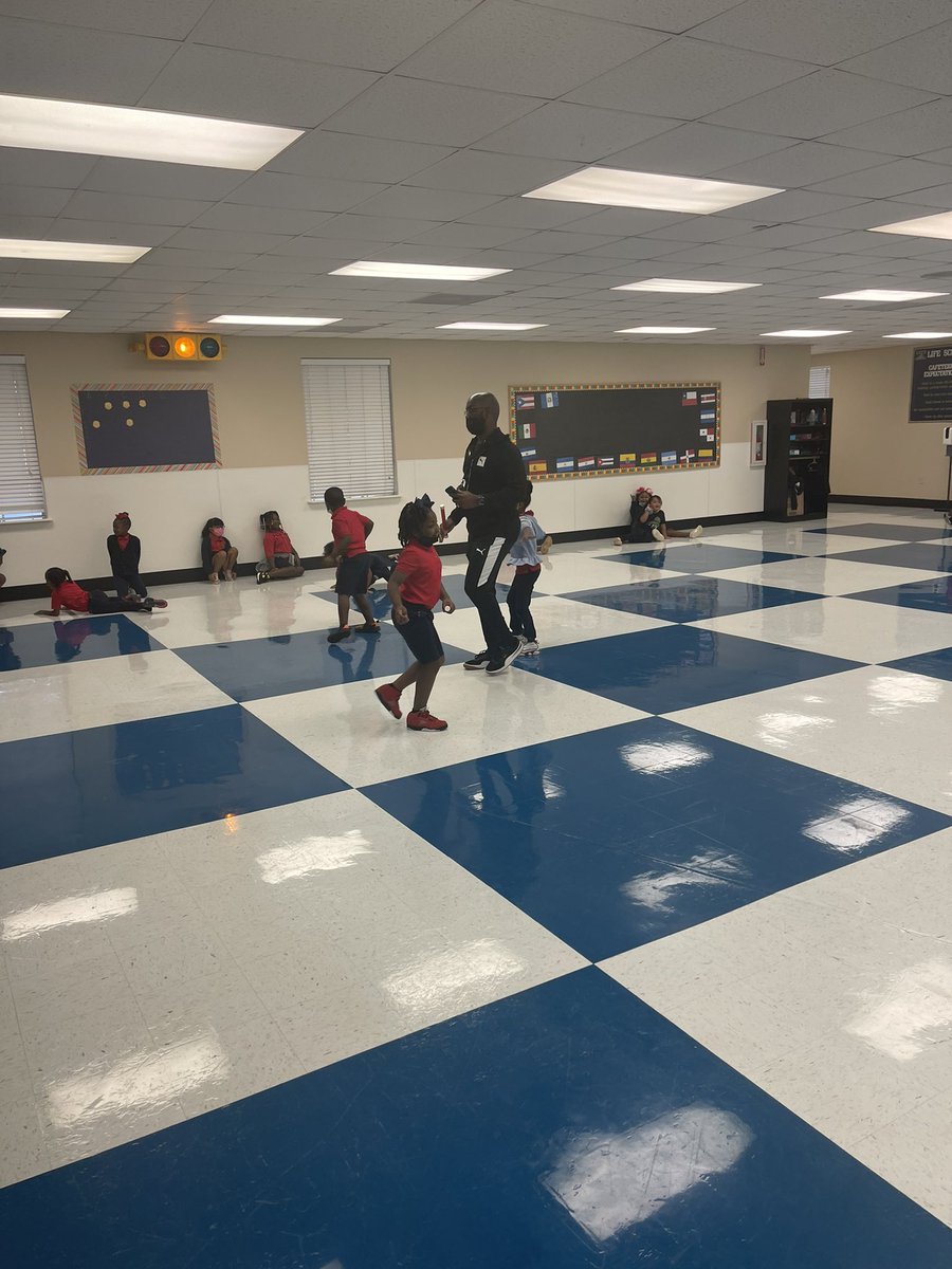 TheSpeducator06's tweet photo. P.E. In first grade is the place to be!   The students are all actively engaged and ready for their turn!   #LifeHabits #LifeHabitsCoach @Life_OCE @lifeschools https://t.co/tAP22OLSsx