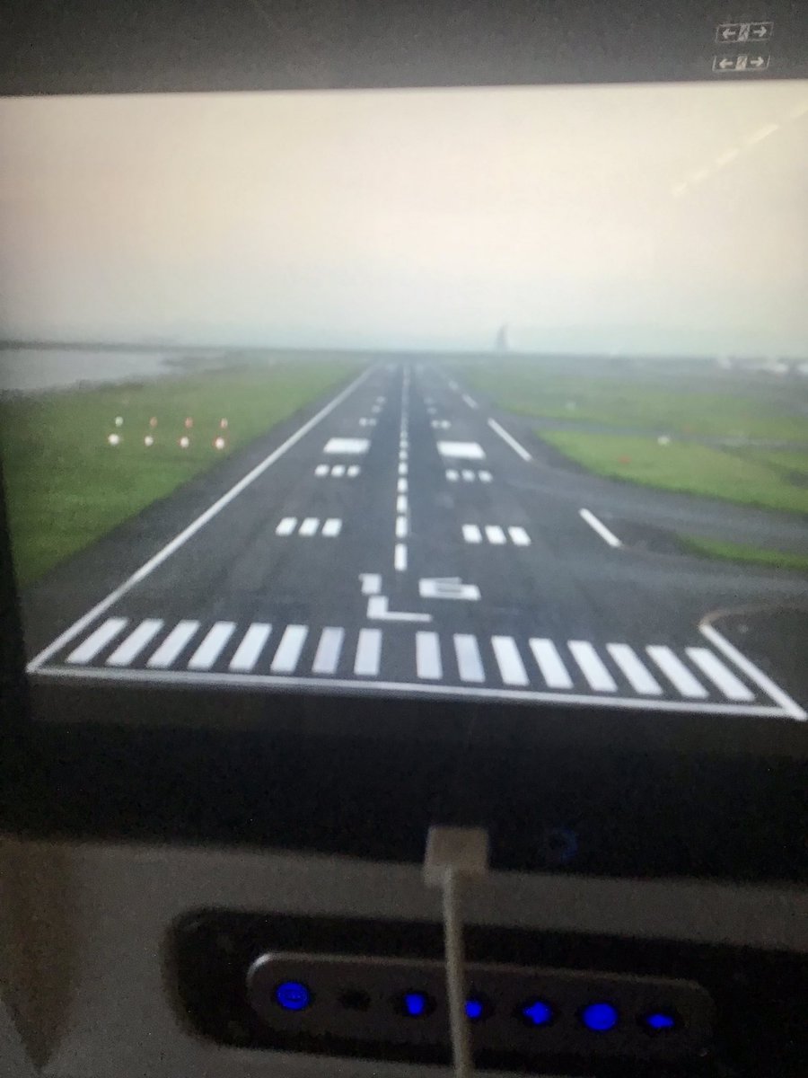 とおる王子 على تويتر 初体験に大興奮です 今日はお江戸に出稼ぎ 飛行機で移動したのですが 羽田空港 へのルートがいつもと違います 千葉 から埼玉へ抜けてuターン 東京上空を通って羽田空港へ 上空から東京ドームや皇居を眺める事ができました 今までの東京湾を