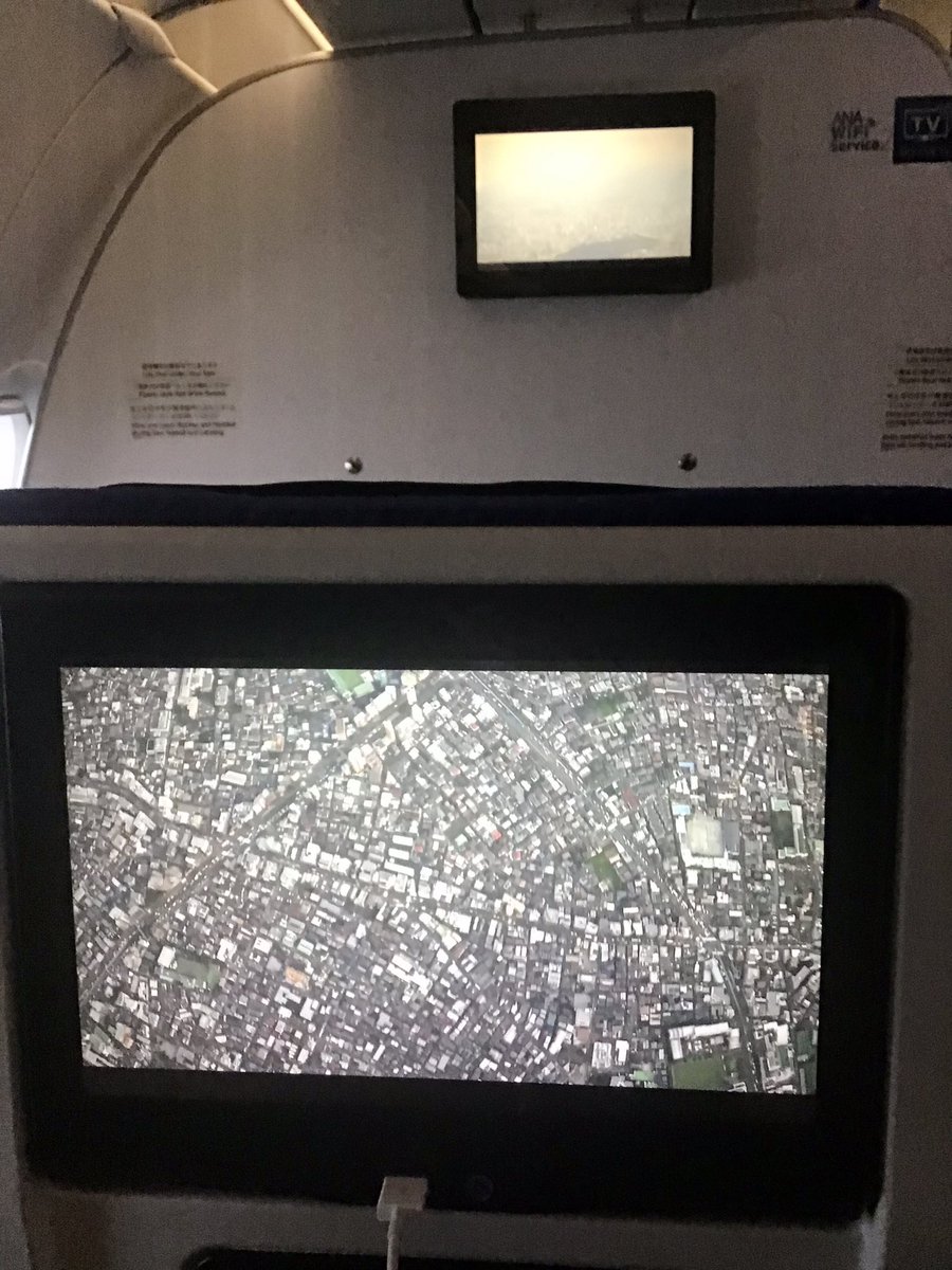 とおる王子 على تويتر 初体験に大興奮です 今日はお江戸に出稼ぎ 飛行機で移動したのですが 羽田空港 へのルートがいつもと違います 千葉 から埼玉へ抜けてuターン 東京上空を通って羽田空港へ 上空から東京ドームや皇居を眺める事ができました 今までの東京湾を