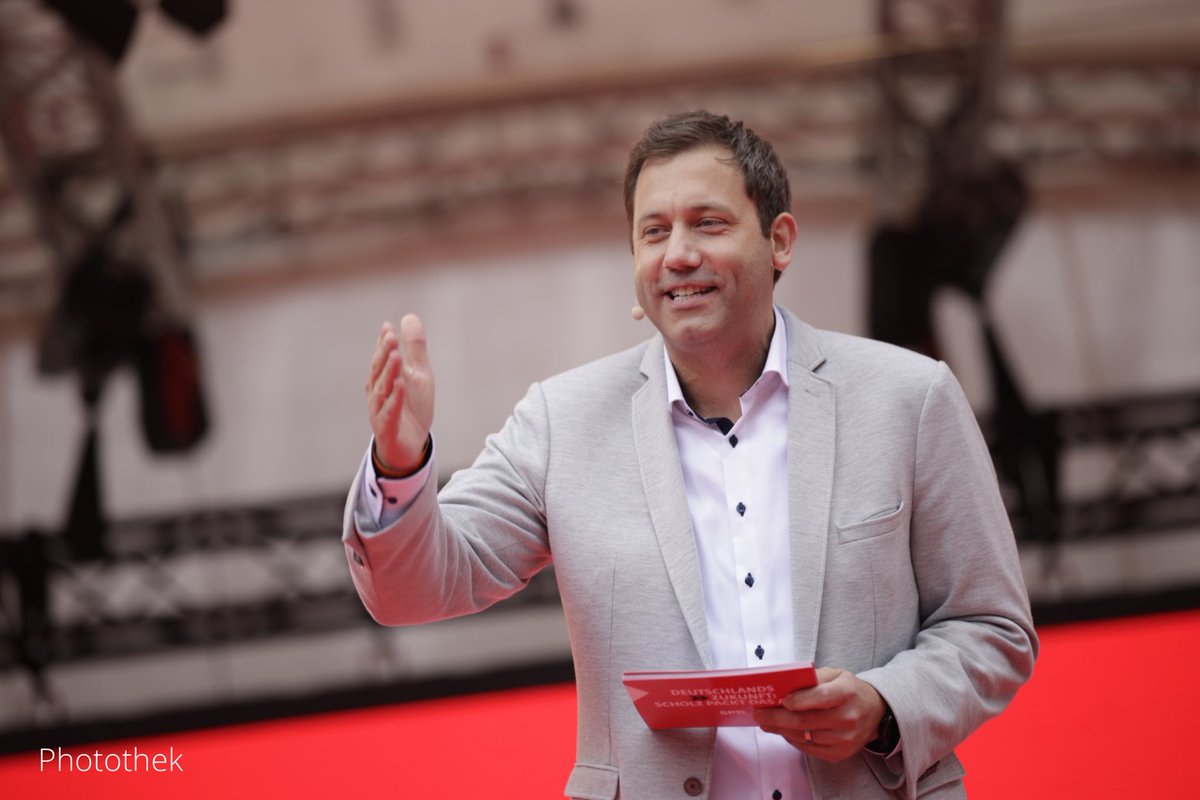 "Wir sind eine geschlossene Partei!", sagt <a href="/larsklingbeil/">Lars Klingbeil 🇪🇺</a> in Köln. „Wir stehen alle hinter <a href="/OlafScholz/">Olaf Scholz</a>. Wir kämpfen. Ein Kollege hat gesagt, er hätte die SPD lange nicht so optimistisch erlebt. Das ist etwas, das uns durch einen anstrengenden Wahlkampf trägt."