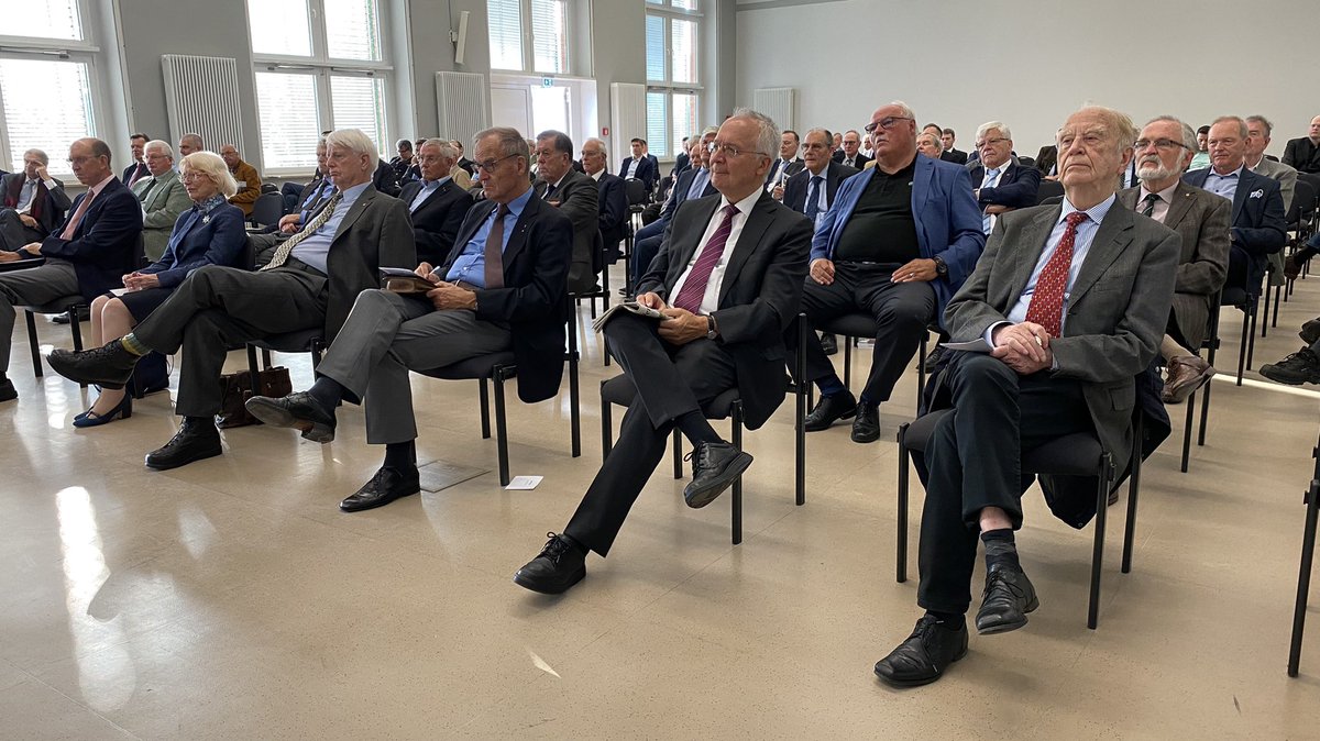 BundeswehrGI's tweet photo. Bei #DWT #ClausewitzGesellschaft & @DAGATAGermany: Die Ministerin, der #StvGI und ich haben täglich eine Pressekonferenz zum Operationsverlauf der 🇦🇫Evakuierungsoperation gegeben – teilweise mit Zuschaltung von General Arlt. Das hat aus meiner Sicht gut funktioniert. https://t.co/QK2fOnjoAe