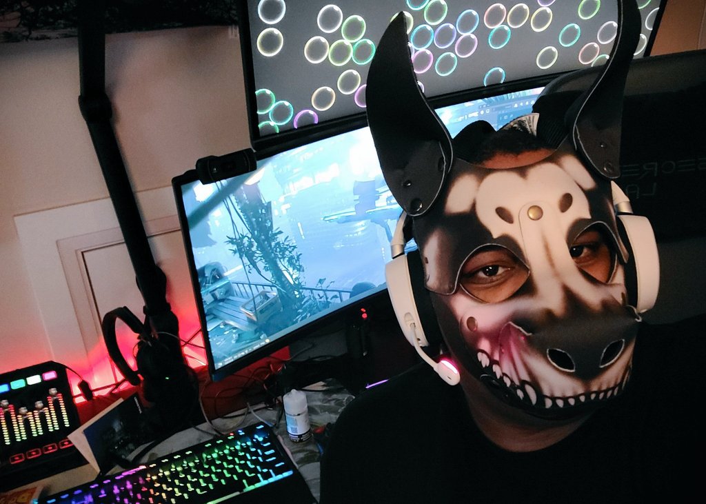 GrungeBunnyGear's tweet photo. @DJ_Recca is rocking the Skully hood 😍💀🤘 I love seeing pics of you all in your gear, be sure to tag @grungebunnygear so I can see it!
#petplayshop #petplaygear #adulthalloween #adulthalloweenparty #adulthalloweencostumes #adultmask #adultmasks https://t.co/3p8sOIFaHI