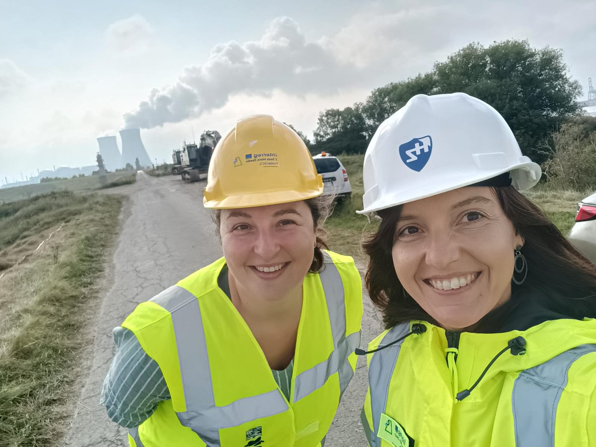 Our colleagues are working on #animalburrowing again. Vana Tsimopoulou, Karsten de Pauw and Lars van den Heuvel of <a href="/HZeeland/">HZ - handle holder</a> and Yota Mingou of <a href="/hollandsedelta/">waterschap Hollandse Delta</a> are looking for rabbit holes, which can be grouted later to find out more about their geometry. 
#fieldwork #livinglab