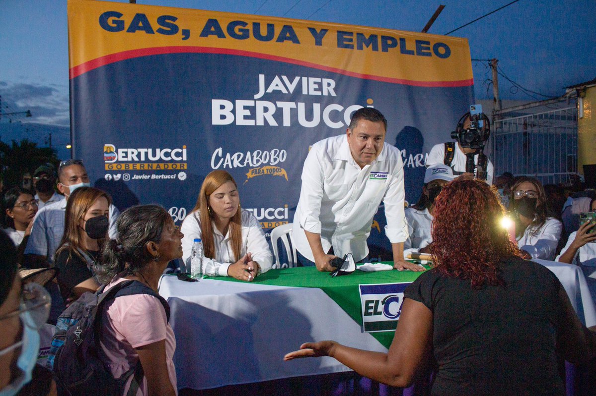 JAVIERBERTUCCI's tweet photo. Gobernar es un trabajo serio que implica compromiso y responsabilidad para dar respuesta a la gente.

En Carlos Arvelo viven en condiciones trágicas. Tienen 20 años entre cloacas que cubren sus calles y no tienen alumbrado.

Carabobo merece un Gobierno de verdad no de Instagram. https://t.co/Q4fHttGw68