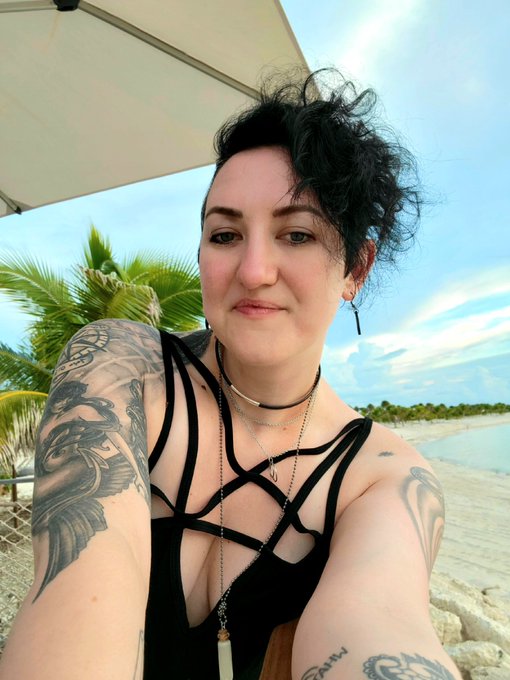 I can't wait to get back to seeing all my lovely fans on @treasure_cams but... I'm not having a bad time<a href="/tag/shakeit"class="tags"><span>#shakeit</span></a>