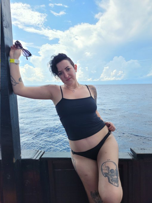 I can't wait to get back to seeing all my lovely fans on @treasure_cams but... I'm not having a bad time<a href="/tag/shakeit"class="tags"><span>#shakeit</span></a>