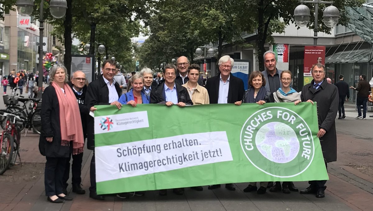 EKD's tweet image. „Wir dürfen unsere wunderbare Natur nicht zerstören“: Die EKD-Spitze, darunter der EKD-Ratsvorsitzende &amp;amp;  Synoden-Präses @AnnaHeinr haben an der Klima-Kundgebung @FridayForFuture in Hannover teilgenommen: ekd.de/ekd-spitze-nim… #Klimastreik  #churchesforfuture #AlleFuersKlima