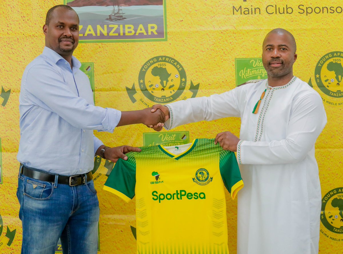 YoungAfricansSC's tweet photo. Uongozi wa klabu ya Young Africans SC leo tumemtambulisha rasmi Kocha Msaidizi Cedric Kaze. 

Kaze anakwenda kushirikiana na Kocha wetu Mkuu Nabi.💪🏾

Karibu tena Jangwani, Karibu timu ya Wananchi. 

#DaimaMbeleNyumaMwiko
#TimuYaWananchi https://t.co/tvOIAfgCfw