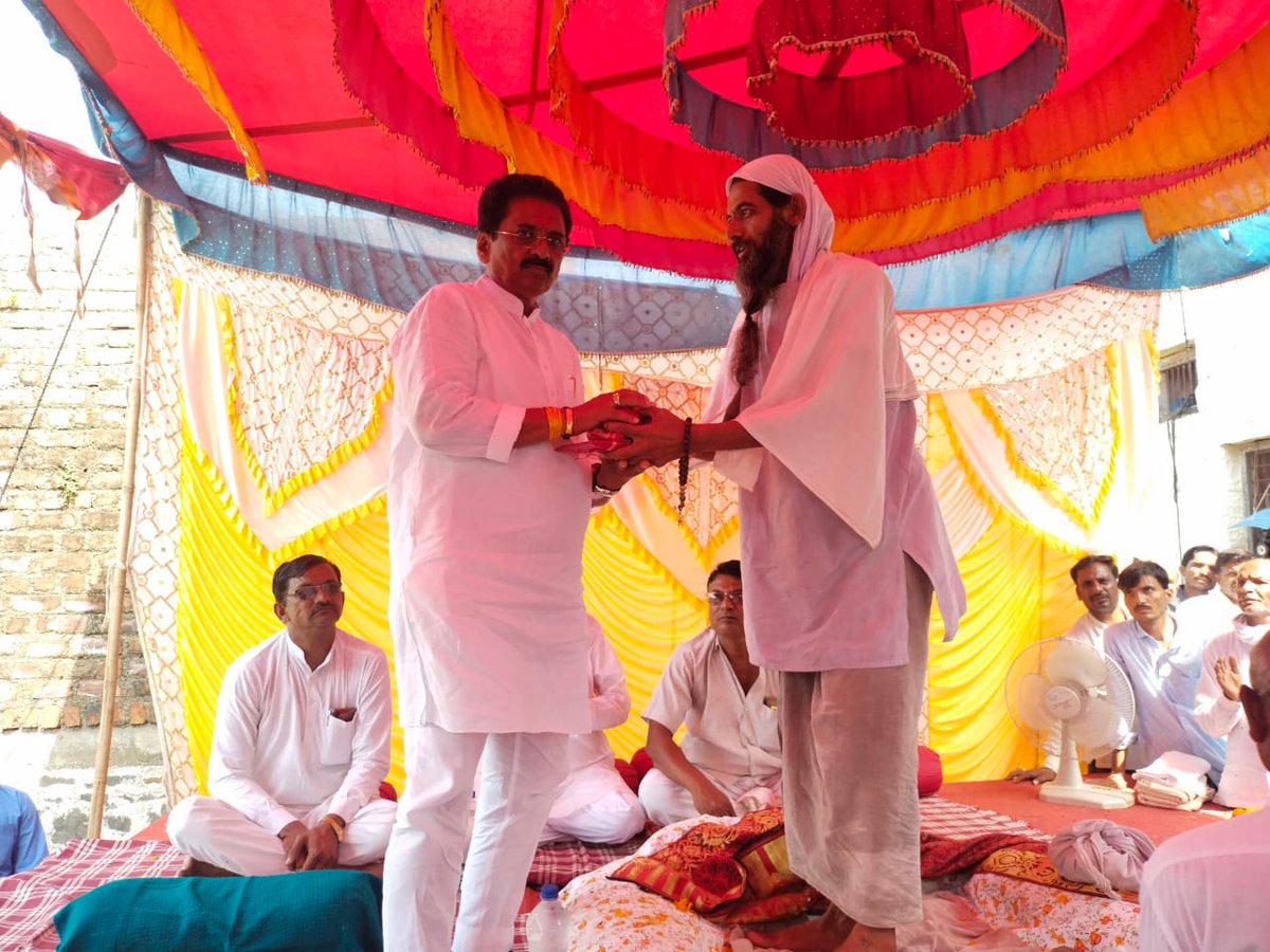 RatnakarGutte1's tweet photo. स्थानिक विकास निधी मधून गंगाखेड तालुक्यातील मौजे ईसाद येथे श्रीकृष्ण मंदिरासमोर सभामंडप बांधकामाकरिता १५ लक्ष रुपयांचा निधी दिला,या विकास कामाचे भूमिपूजन केले यावेळी महानुभाव पंथातील थोर मह��त प्रनद दादा मुनी यांच्यासह
[१/२] https://t.co/faZ7Hc7qB9