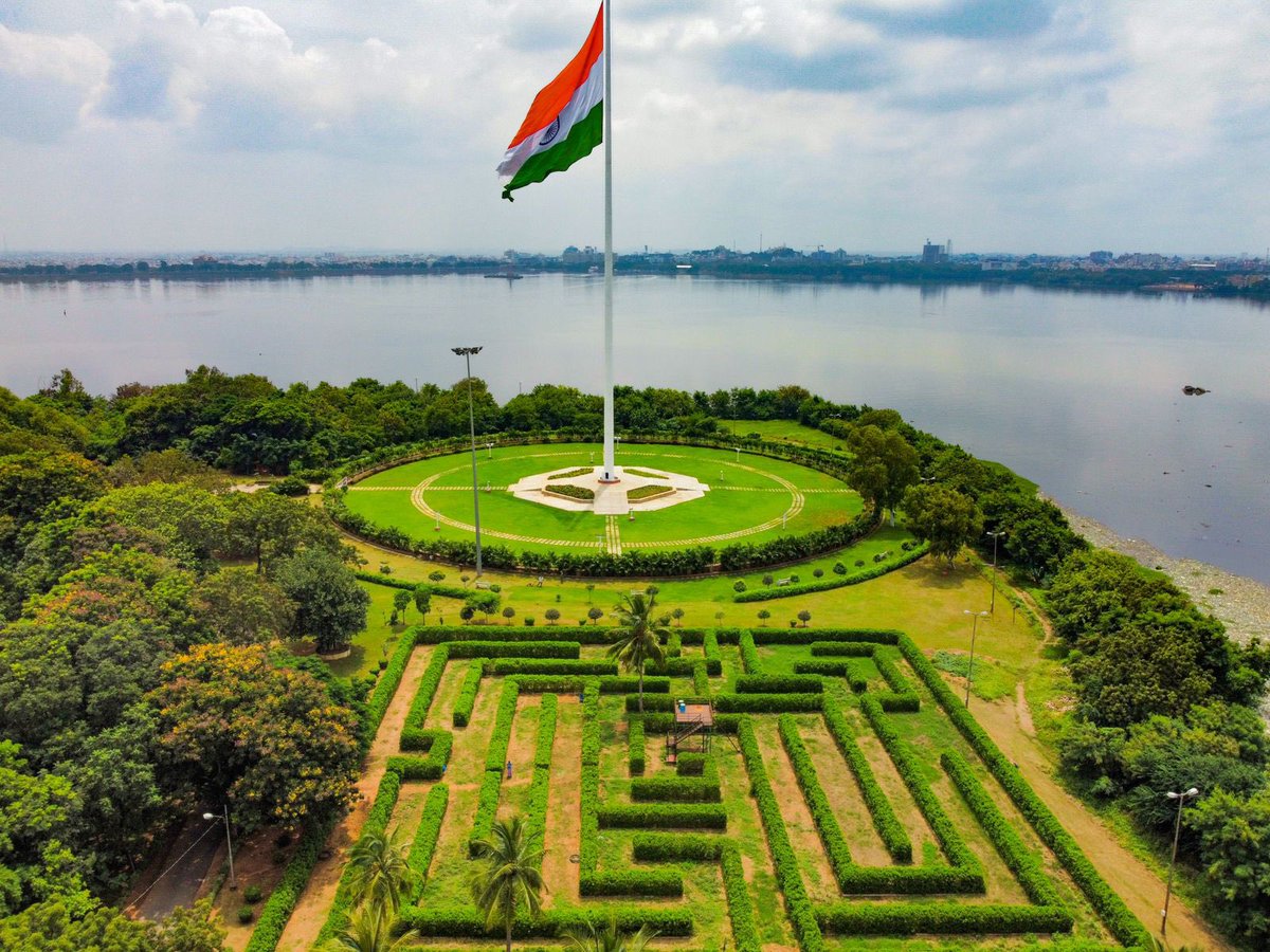 arvindkumar_ias's tweet photo. #Hyderabad 
Early Evening shots at Sanjeevaiah Park (#HussainSaagar) maintained by @HMDA_Gov 

Did you know that a भूल भुलैया ( maze) exists there ! 🌀

Thanks @Govind_Nrn https://t.co/AxguVhIh9L