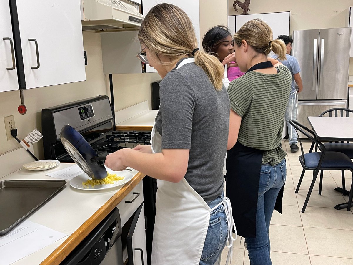 NacISD_CTE's tweet photo. It’s been a busy week in the Culinary Arts Department. Intro to Culinary students began a research project to explore equipment commonly used in an industrial kitchen. 

Later in the week the students put on their aprons and completed a Breakfast Burrito lab. #FutureCulinaryPros https://t.co/jvHbk0mSwx
