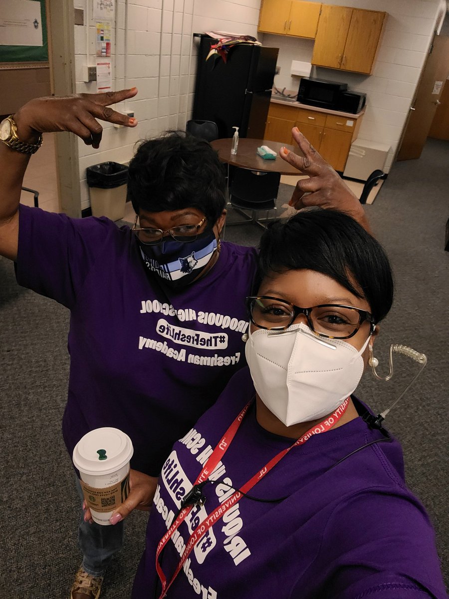 DrFields2020's tweet photo. We are ready for the pep rally! #TheFreshLife #IroquoisBelieves #MHPClay #CounselorDrFields @IROQUOIS_HS @TaulToetta https://t.co/yYZw4Iqpq9