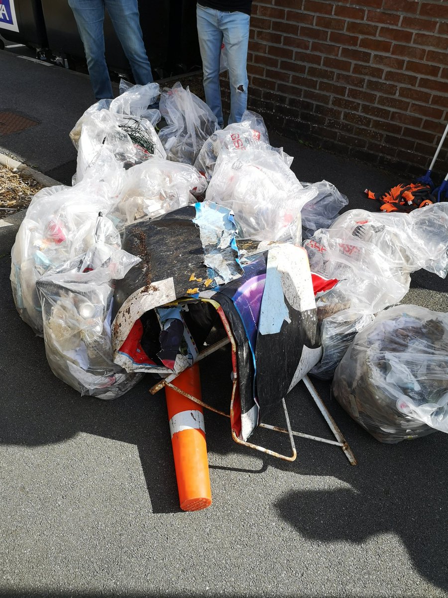 Ce midi c'était Clean up avec l'équipe #AXAAtoutCoeur de Wasquehal.
Voilà ce qu'on peut trouver sur même pas 2km. #AXAWeekforGood