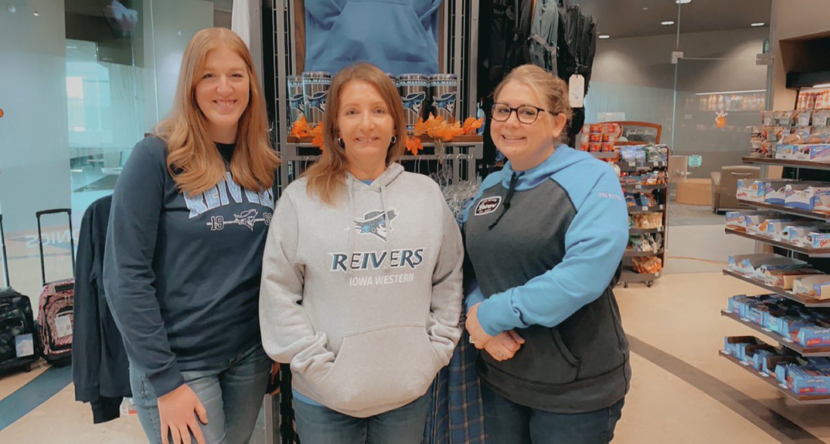 IWCollegeStore's tweet photo. Happy Reiver Friday! Make sure to snap a pic with your department and post it in the comments here⬇️ You will be entered into a drawing to win a prize for the whole department — We will draw at 3 so make sure to submit your photos before then!
#ReiverFeverFriday #CollegeStore https://t.co/2ucTaoQRFN