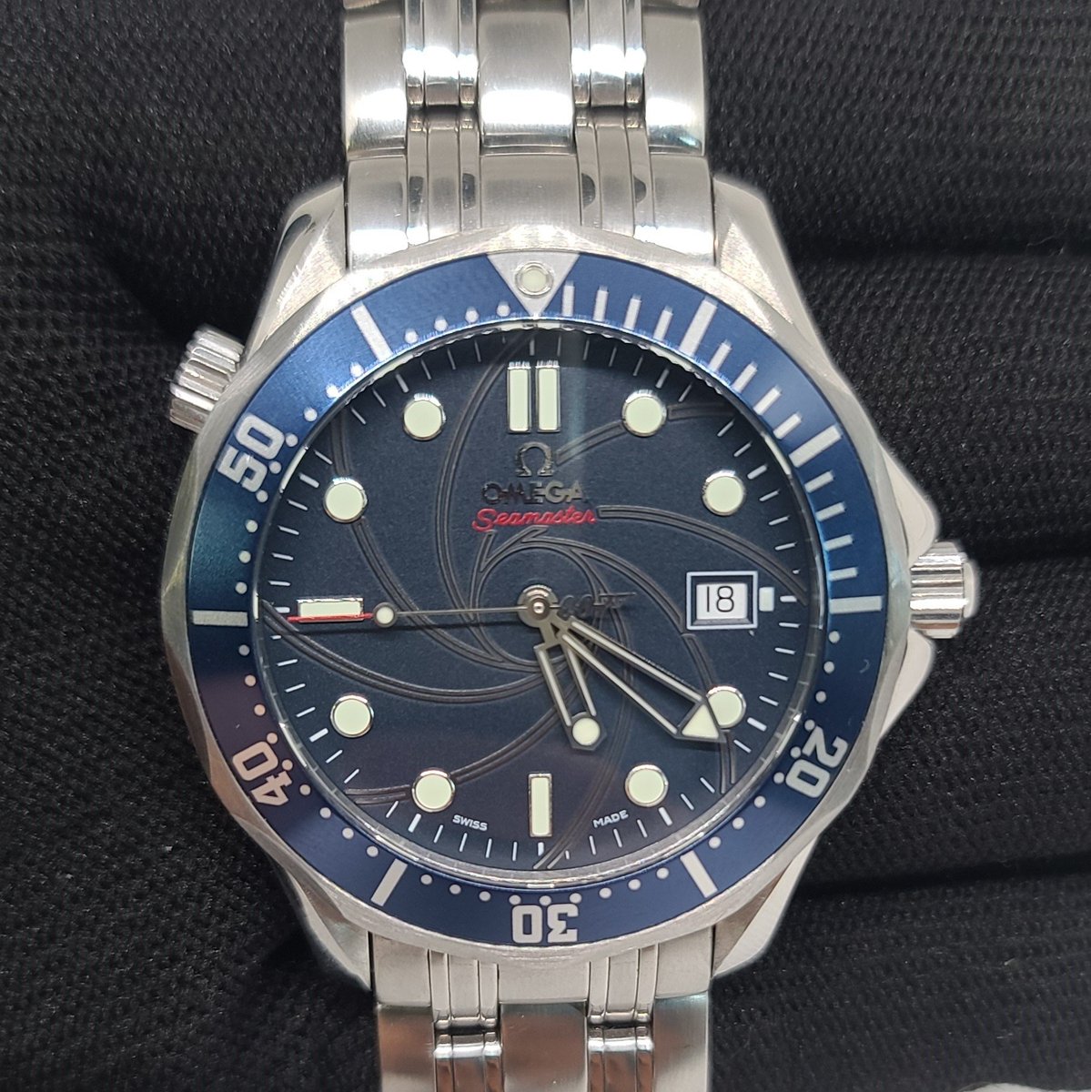 ValueYourWatch's tweet photo. Limited Edition 007 Omega Seamaster 300M James Bond Casino Royale 2226.80 / 41mm - $6,007 For sale by @zerodark30watches

#omegaseamster #horology #luxurywatch #watches #valueyourwatch #watchmarketplace #luxury #luxurylife #entrepreneur #luxurywatch #luxurywatches #luxurydesign https://t.co/l7yKAcx0WW