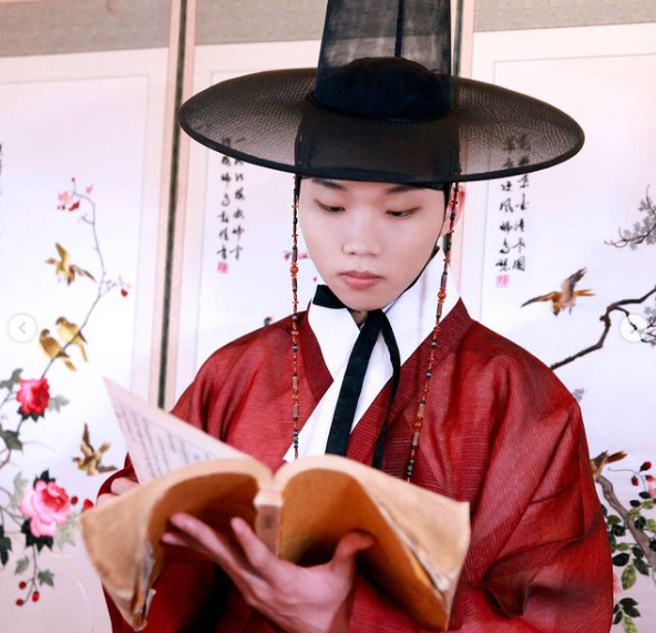 ProsDoingThings's tweet photo. 📷 #Canna in a traditional costume. https://t.co/IUTkY7YH31