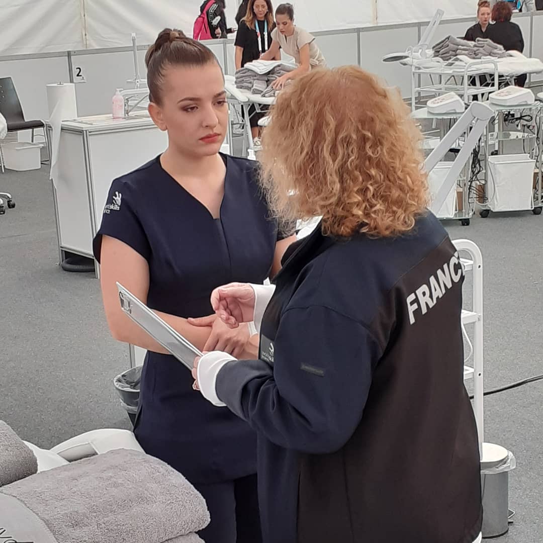 Dernier briefing avec l'experte France pour @camille_sml avant le début le la première épreuve de la seconde journée, le soin homme.  Allez Camille !!! <a href="/RenaudMuselier/">Renaud Muselier</a> <a href="/MaRegionSud/">Région Sud</a>  @worldskillsfrance 
#performance #excellence #passion #fierté