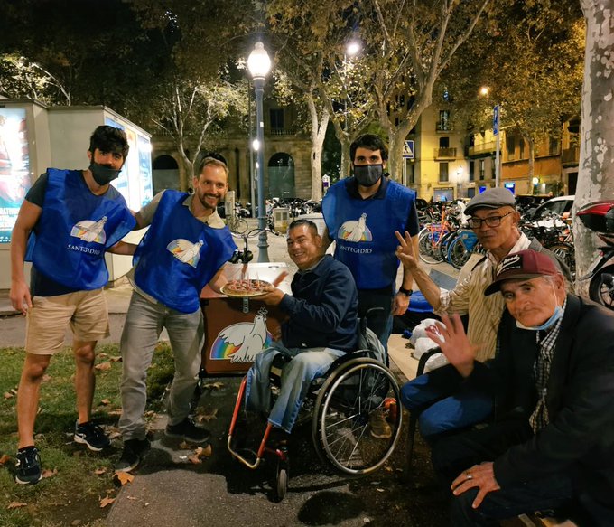 picturesse's tweet image. .@santegidionews pictures from the world: Barcelona, Spain - A birthday to celebrate, even if on the street … comunitadisantegidio.info/2021/09/24/bar…