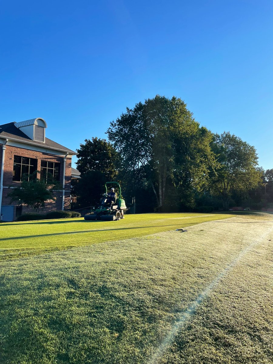 JacksonCC_GCM's tweet photo. Another start in the high 40s, @JCCGOLF1914. Nature’s growth regulator is kicking in! Backtrack mowing⬆️⬇️ &amp; rolling Greens, handraking Bunkers, mowing Tees, spraying Collars/Apps, &amp; 🚜-blowing the course. 90° Rule. https://t.co/RWpFhjM69v