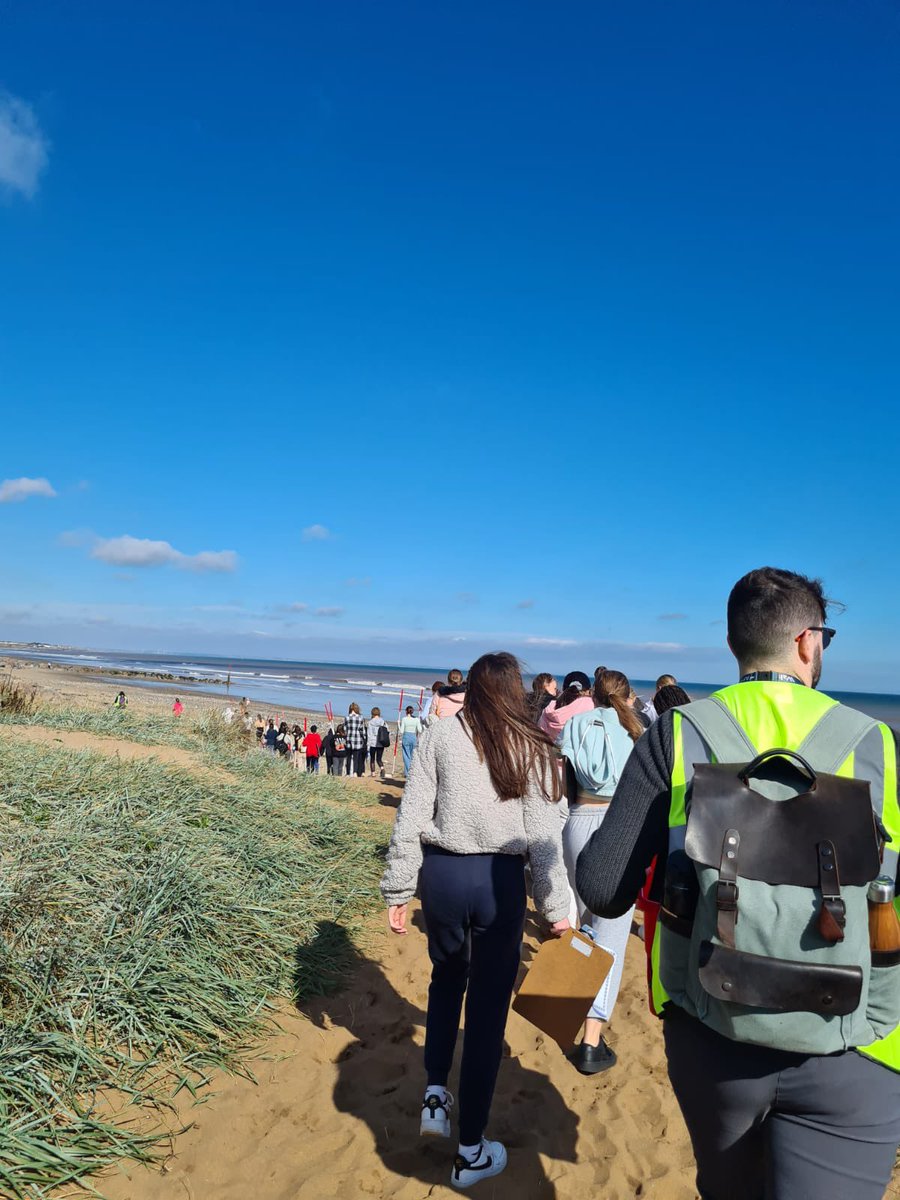 GeographyWalton's tweet photo. Our brilliant Year 11 Geography students had a fantastic day doing fieldwork in the sunshine ☀️ 🌊📋 @walton_academy @MrsLeonardSmith https://t.co/1cJfM3zOES