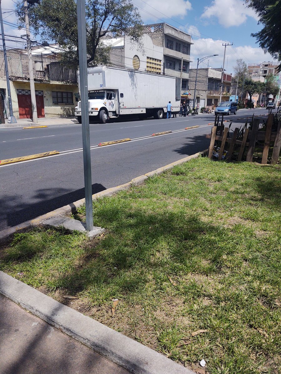 AldonaRick's tweet photo. @UCS_GCDMX en av Eduardo Molina oriente 87. Siguen bloqueando la banqueta . Así durante horas .

La última foto la tomé en este momento. 
Col la Joya, GAM https://t.co/FjdbHSBIl8