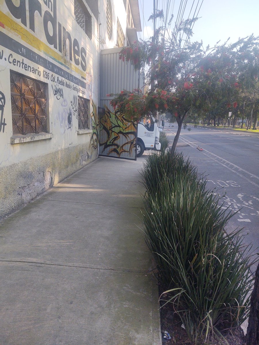 AldonaRick's tweet photo. @UCS_GCDMX en av Eduardo Molina oriente 87. Siguen bloqueando la banqueta . Así durante horas .

La última foto la tomé en este momento. 
Col la Joya, GAM https://t.co/FjdbHSBIl8