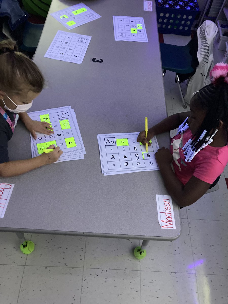Storytellers153's tweet photo. Fun Friday using highlighters to complete our work with black lights. @GuffeyElem https://t.co/yVKg25QlKw