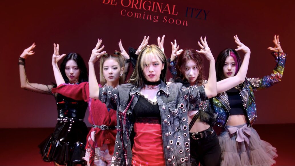 АХУЕТЬ ОНИ ДЕЛАЮТ ИХ ФИРМЕННУЮ КОРОНУ ДРУГ ДРУГУ Я ДАЖЕ НЕ ЗАМЕТИЛА СНАЧАЛА