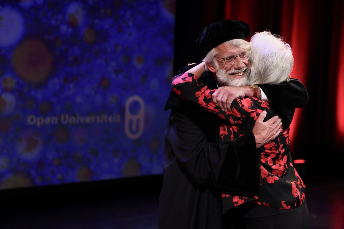 Erik Scherder heeft een eredoctoraat van de Open Universiteit ontvangen. Grote waardering voor de bevlogenheid waarmee hij wetenschappelijk onderzoek toegankelijk maakt! ou.nl/dies-natalis