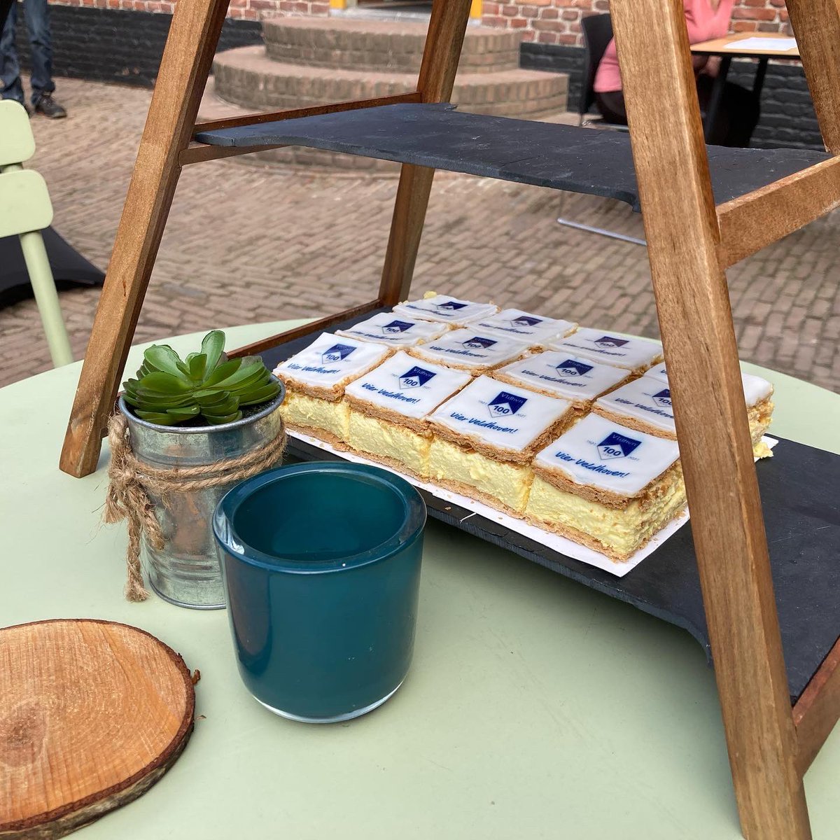 Na de mooie woorden van museumdirecteur Hans Sonnemans, initiatiefneemster Marieke Verbeek van de #tijdcapsule én wethouder Hans van de Looij van <a href="/GemeenteVhn/">Gemeente Veldhoven</a> is de expositie 100 jaar #Veldhoven geopend én de tijdcapsule begraven! bit.ly/museum-100 #Veldhoven100 #museum