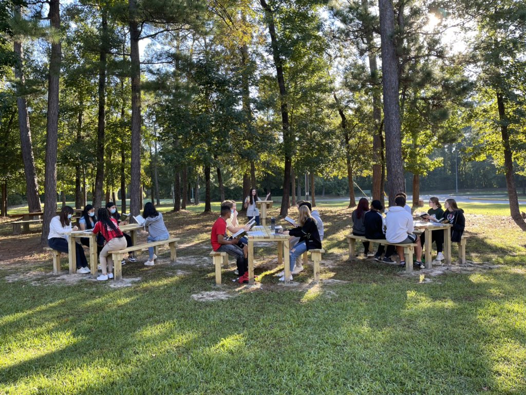 kvilleg_KPHS's tweet photo. Look at @MrsPitcel_KPHS making use of the lovely weather in our newest outdoor classroom! #jealous @kphs_english @HumbleISD_KPHS https://t.co/Aes1XtdUFE