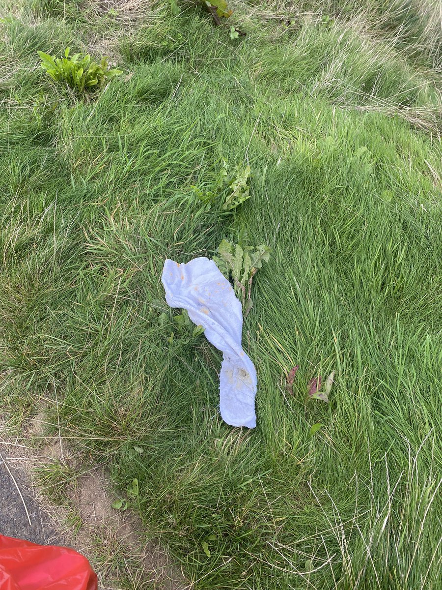 RMpickers's tweet photo. @tfwrail your contractors left Radyr (De Clare Drive) in a mess. Embarrassing really that a member of the community had to clean up after you. Come on, sort it out! 😡 https://t.co/4YhrjGeUvf