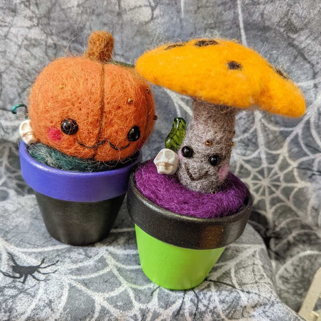 aluminumbunny's tweet photo. Halloween themed orders are always my favorite!! 🎃🍄🖤💀
.
.
.
#art #fiberart #fiberartist #handfelted #handcrafted #halloween #halloweendecor #needlework #needlefelt #needlefelting #pumpkin #mushroom #homedecor #cutedecor #handpainted #spookyseason #fauxplants #custom https://t.co/lj73lVZici
