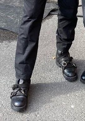 keanuscigarette's tweet photo. seeing keanu reeves wearing a shoe that is not brown boots is very mesmerising to me 😭😭😭 https://t.co/AdbAB6qVJy