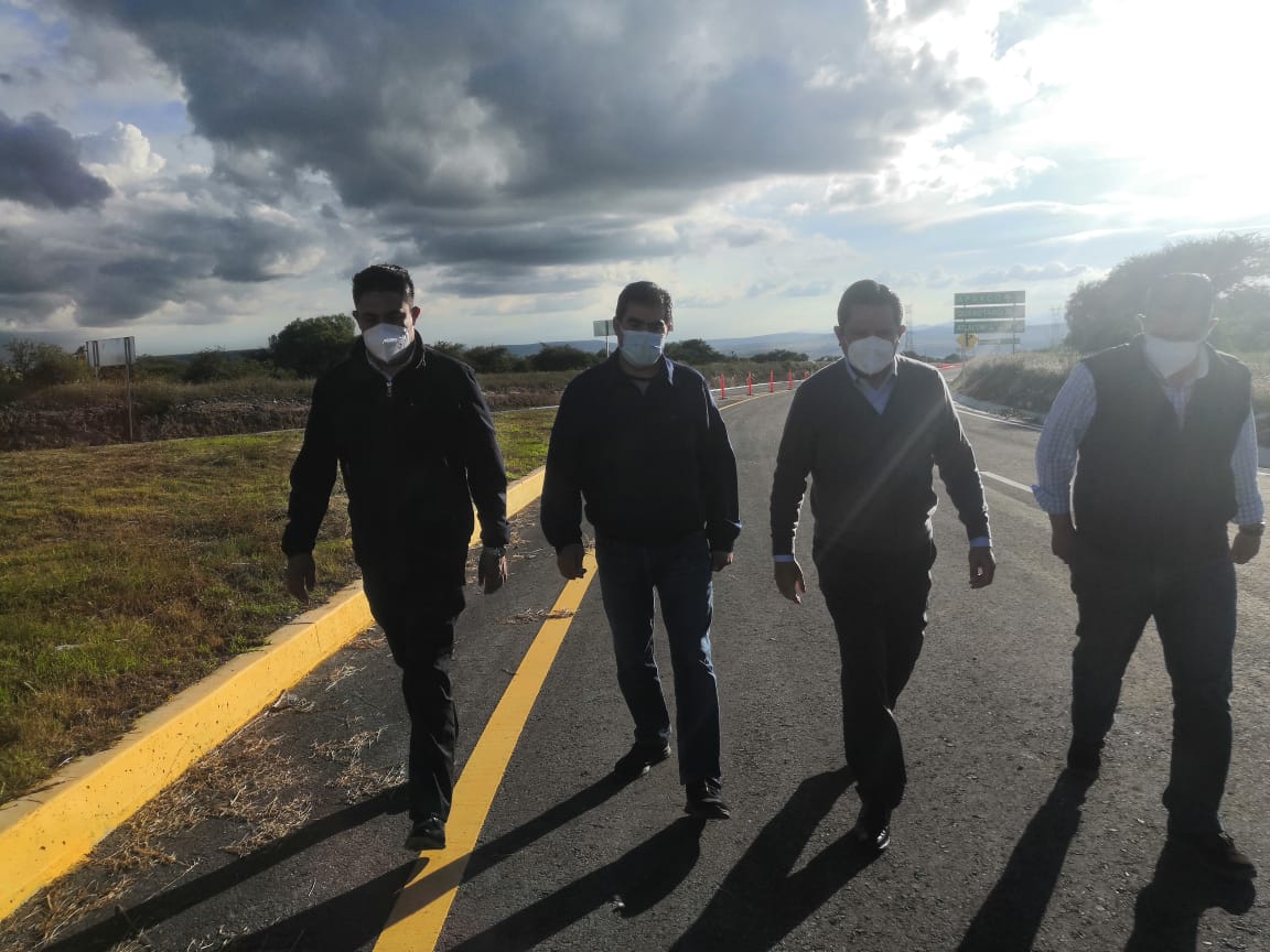 TinocoGRogelio's tweet photo. #Apaxco #RegiónZumpango
Con el PM @DanielParraOfic, realizamos un recorrido por el “Entronque Apaxco de Autopista Libramiento Norte” Km 99+600. 
@alfredodelmazo
@Edomex @ErnestoNemer @geramonro05 @SeducEdoMex @SEB_Edomex @gobierno_apaxco @SSDM_Edomex @Gustavo1497 @ZumpangoTecnica https://t.co/HKNX7ypAS1