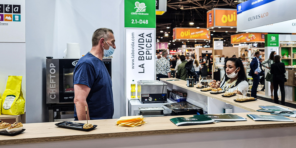 LaBovidaWeb's tweet photo. [@sirha_lyon] Nous sommes heureux de vous retrouver pour l'un des plus grands rendez-vous de la profession ! Discussions, exposition et dégustations rythment ces 5 jours intenses à @eurexpo_ . À vivre sur place jusqu'à lundi (stands 6B109-6B110 et 2.1D48) ou en photos ici 👇 https://t.co/YQsilRLxD9