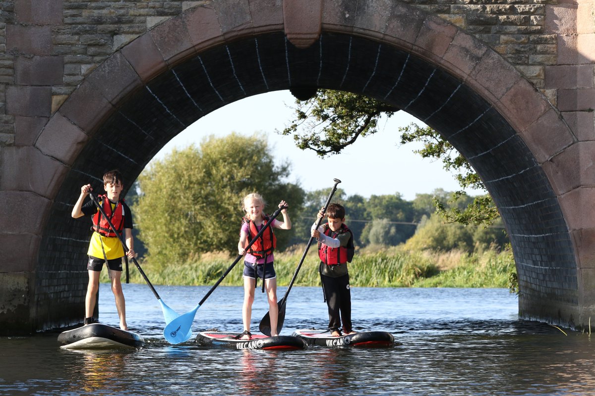 LaxtonJunior's tweet photo. Our #LJSYearFive and #LJSYearSix Canoeing Club had the chance to kayak and paddleboard on the River Nene in beautiful weather this week, testing out their balance and control. They had an amazing time! #LoveOfLearning #adventure #WeAreLJS https://t.co/3Ysnw8VRyK