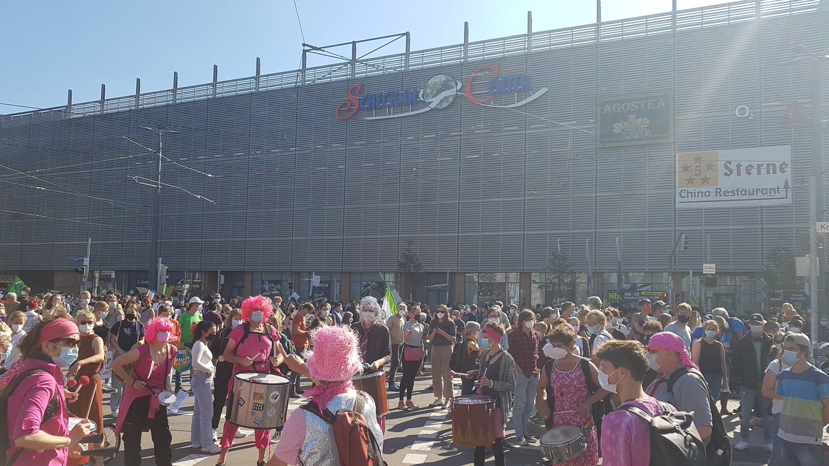 Wir sind sooo viele! 

#Klimastreik in #Karlsruhe 
#ClimateJustice #uprootthesystem